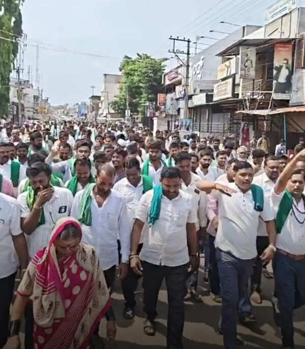 Hukkeri bandh halts life as farmers intensify irrigation stir
