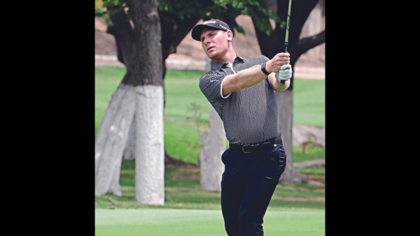 Ferrari fan Scalise zooms to 2-shot lead