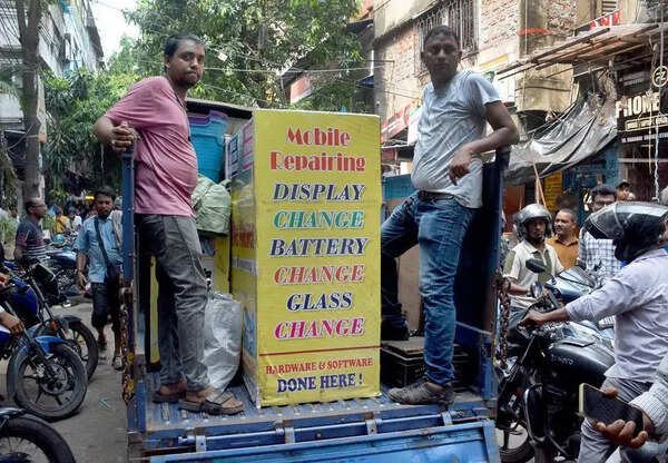 Cops, KMC clear Garia, Chandni encroachments