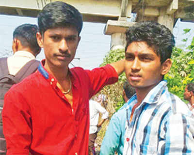 Teens dash to save woman on railway tracks, but in vain