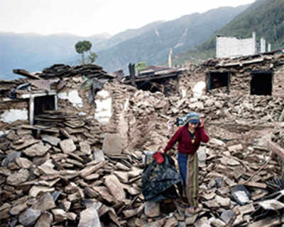 Fresh quake jolts Nepal as death toll crosses 7,500