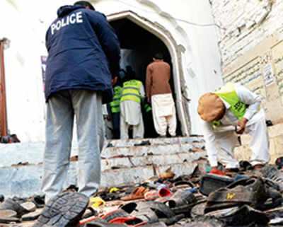 Bomb blast at Shiite mosque in Pakistan kills over 50