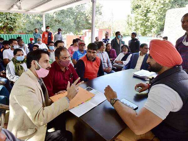 Para-athletes criticise Haryana babu's remark on 'lack of contest'