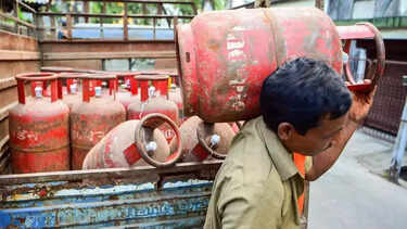 LPG Supply Disruption: Govt halts commercial cylinders for hotels; refill delays hit Mumbai