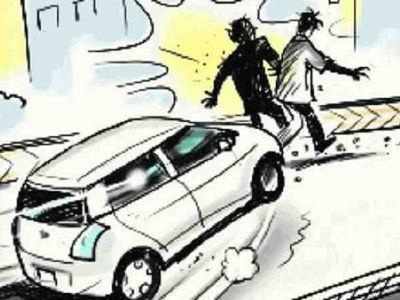 Cops, local residents chase down car involved in hit-and-run in Mumbai's Reay Road