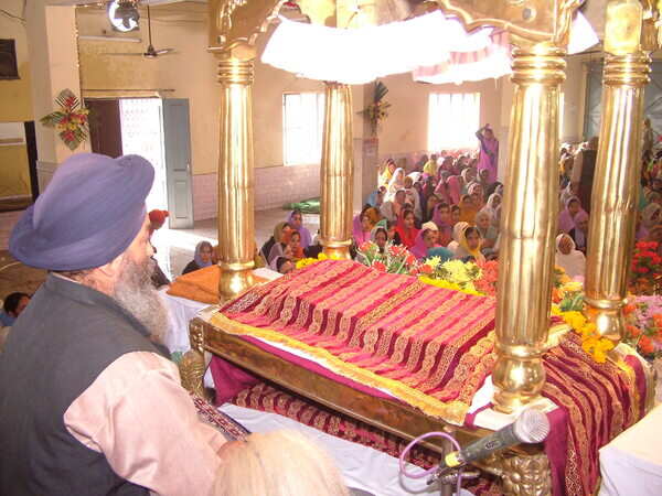 Patna wows Guru's disciples with warm hugs