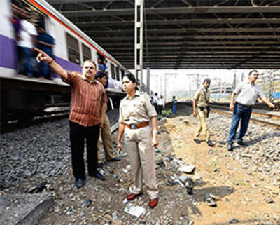 Train crushes 4 rail workers near Kurla