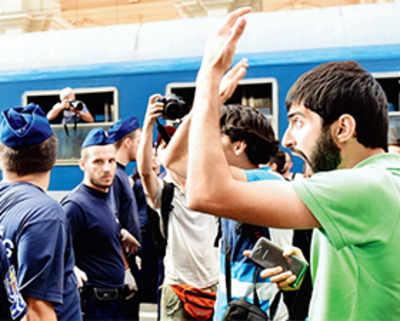 Migrant crisis deepens, Hungary shuts station