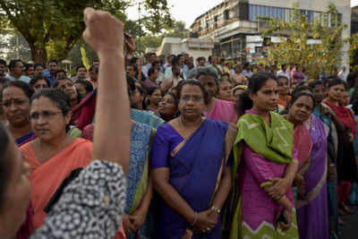 Hours after CPI (M) pulled off Women's Wall campaign, two women offer worship at Sabarimala