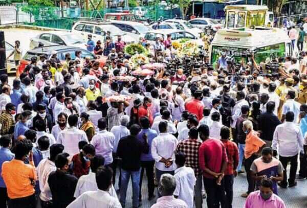 No distancing as leaders, party workers gather to pay last respects to Vasanthkumar
