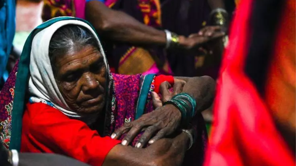 Maha Elgar Yatra: With kadu in Mumbai, farmers move to Khapri to shelter from rain, sing bhajans