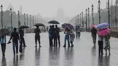 Heavy rain lashes parts of Delhi-NCR; IMD issues yellow alert