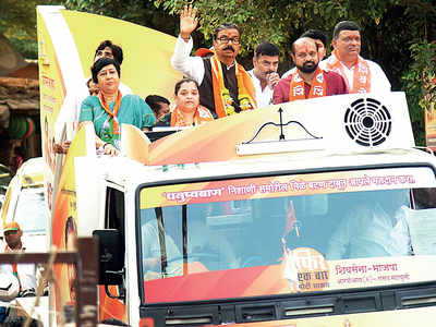 Veteran Sena leader Gajanan Kirtikar campaigns on a chariot, brings unique flair to campaigning