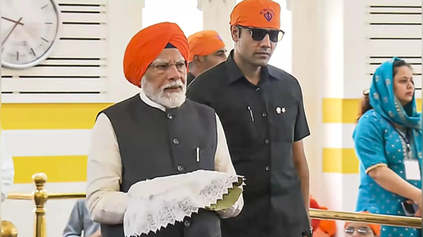 PM Modi visits Patna Sahib gurdwara