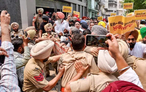 AAP-BJP standoff turns tense in Bathinda