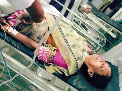 55-yr-old woman falls off train between Panvel and Kalamboli while trying to fend off robber