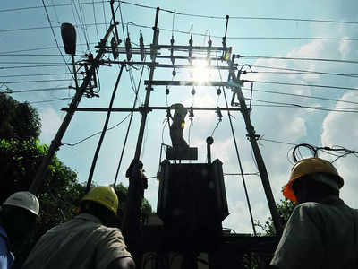 As heat rises, city reels under power outages