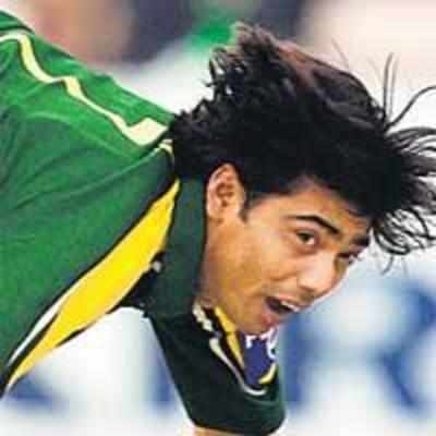 Pak sweat over Shoaib, Asif replacements