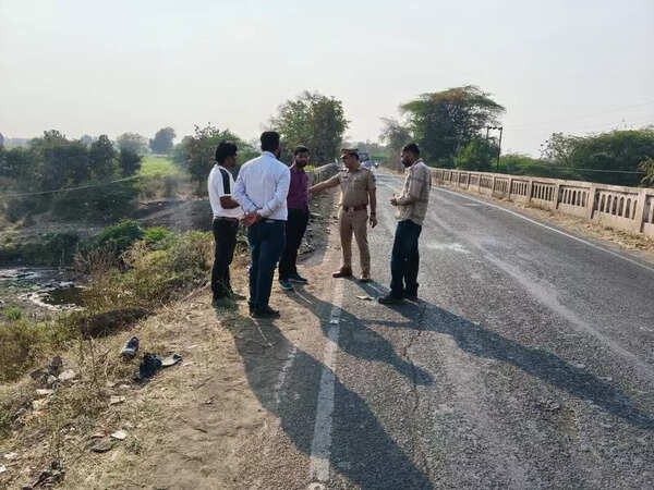 Four killed as vehicle crashes into bridge railing near Jintur in Parbhani