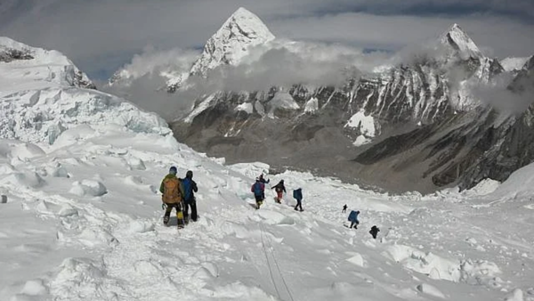 Peak crush: 274 summit Everest in single day