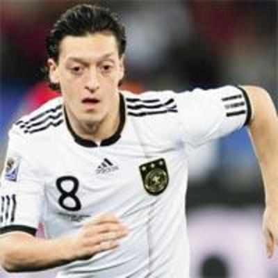 German star Ozil pledges future to Bremen