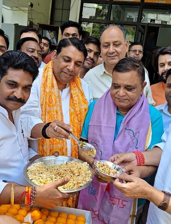 Jhalmuri turns victory snack as BJP workers celebrate Bengal triumph