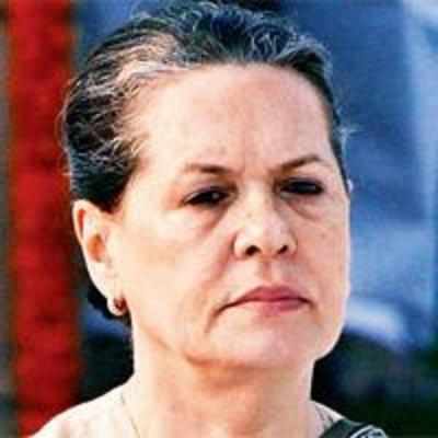 PM, Sonia involved in CWG scam: Gadkari