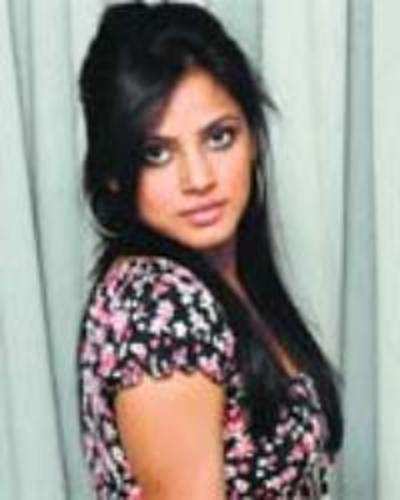 Neetu Chandra bereaved