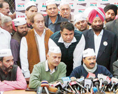 Centre to give AAP a few more days to form Delhi govt: Shinde