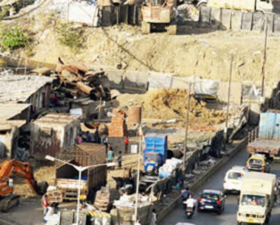 Two stalled projects drive Dharavi into traffic chaos