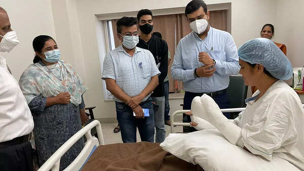 Thane: Injured in hawker attack, TMC officer Kalpita Pimple gets discharge from hospital