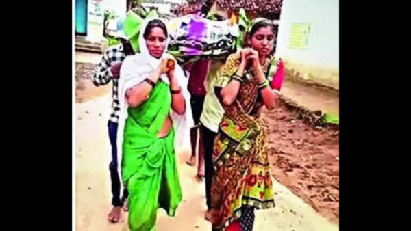 Family ostracized, sisters carry father's bier in CG village