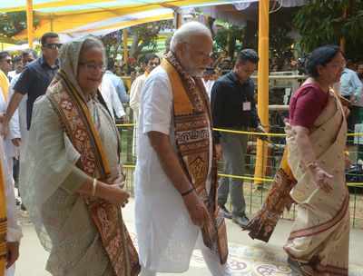 West Bengal: Man breaks security cordon to gift PM Narendra Modi a Rabindranath Tagore portrait