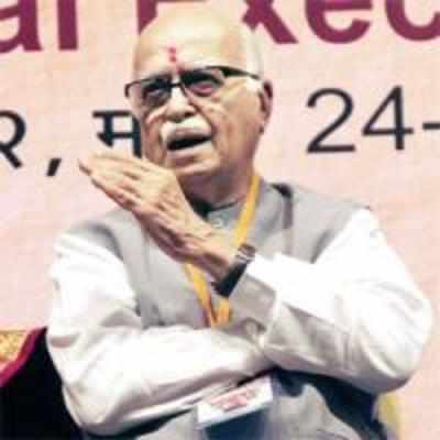 Advani in blue mood takes on Gadkari again, blogs about bleak BJP