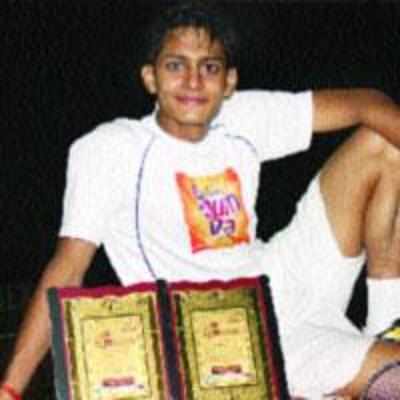 Thaneite bags badminton championship trophy
