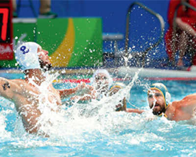 BLOODY POOL! Aus & Hungary waterpolo players brawl in the water