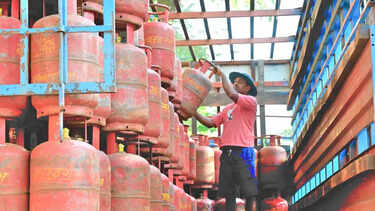 LPG shortage fears grip major cities like Bengaluru, Mumbai, Kolkata; hotels, restaurants, food sector worst hit