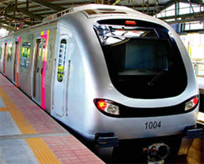 15-minute metro snag at Saki Naka sends peak-hour rush into a tizzy