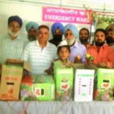 N Mumbai-based Punjabis distribute fruits to needy patients at city-based hosp