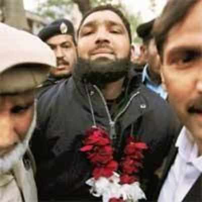 Lawyers shower Taseer's assassin with rose petals