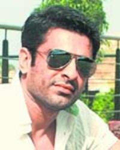 Girlfriend accuses Eijaz Khan of physical abuse