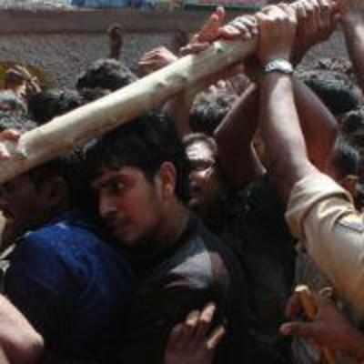 Now, fans lathi-charged in Nagpur