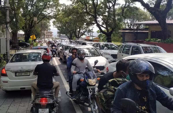 Traffic chaos grips Mussoorie, Nainital as tourist rush overwhelms hill towns