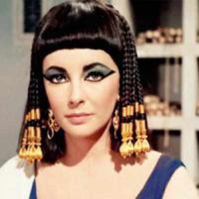 Cleopatra's wig to fetch around A£10,000