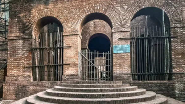 Clive House: One of Kolkata’s oldest colonial buildings and why history and architecture lovers can’t ignore it