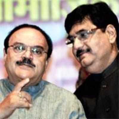 Party hunting? Munde meets NCP's Bhujbal