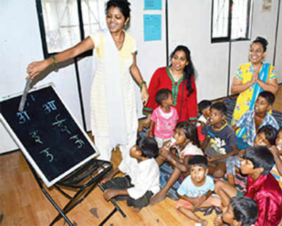 A school at a traffic signal in Thane to educate street kids