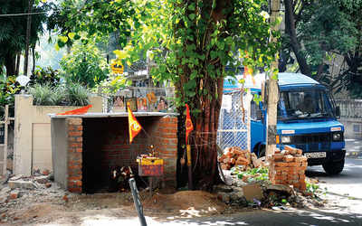 Row over temple on pavement