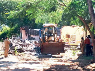 BMC razes illegal structure on government land in Mulund’s Hindustan Colony