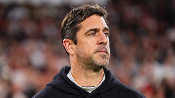“Recovering drug addict”: Fans brutally troll Aaron Rodgers after his new look reveal at Steelers OTAs